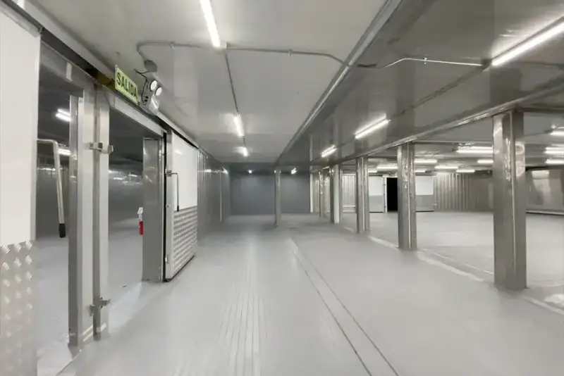 Pasillo de un almacén con racks