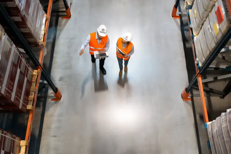Operarios con chalecos trabajando en un almacén