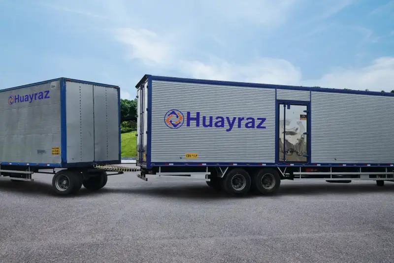 Camión con remolque de Huayraz estacionado