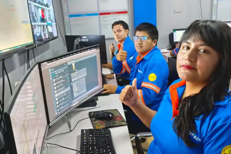 Operadores de Huayraz frente a pantallas de monitoreo de unidades