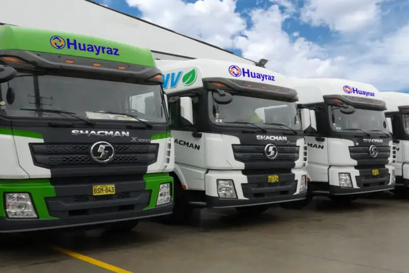 Camiones a gas natural vehicular de Huayraz estacionados