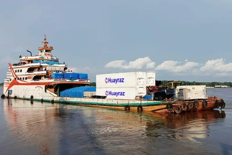 Embarcación fluvial con contenedores de Huayraz