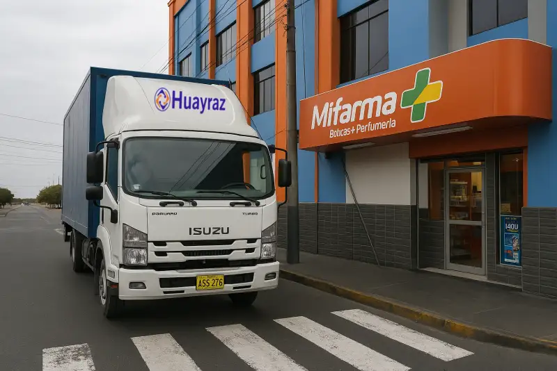 Camión de Huayraz descargando en una farmacia