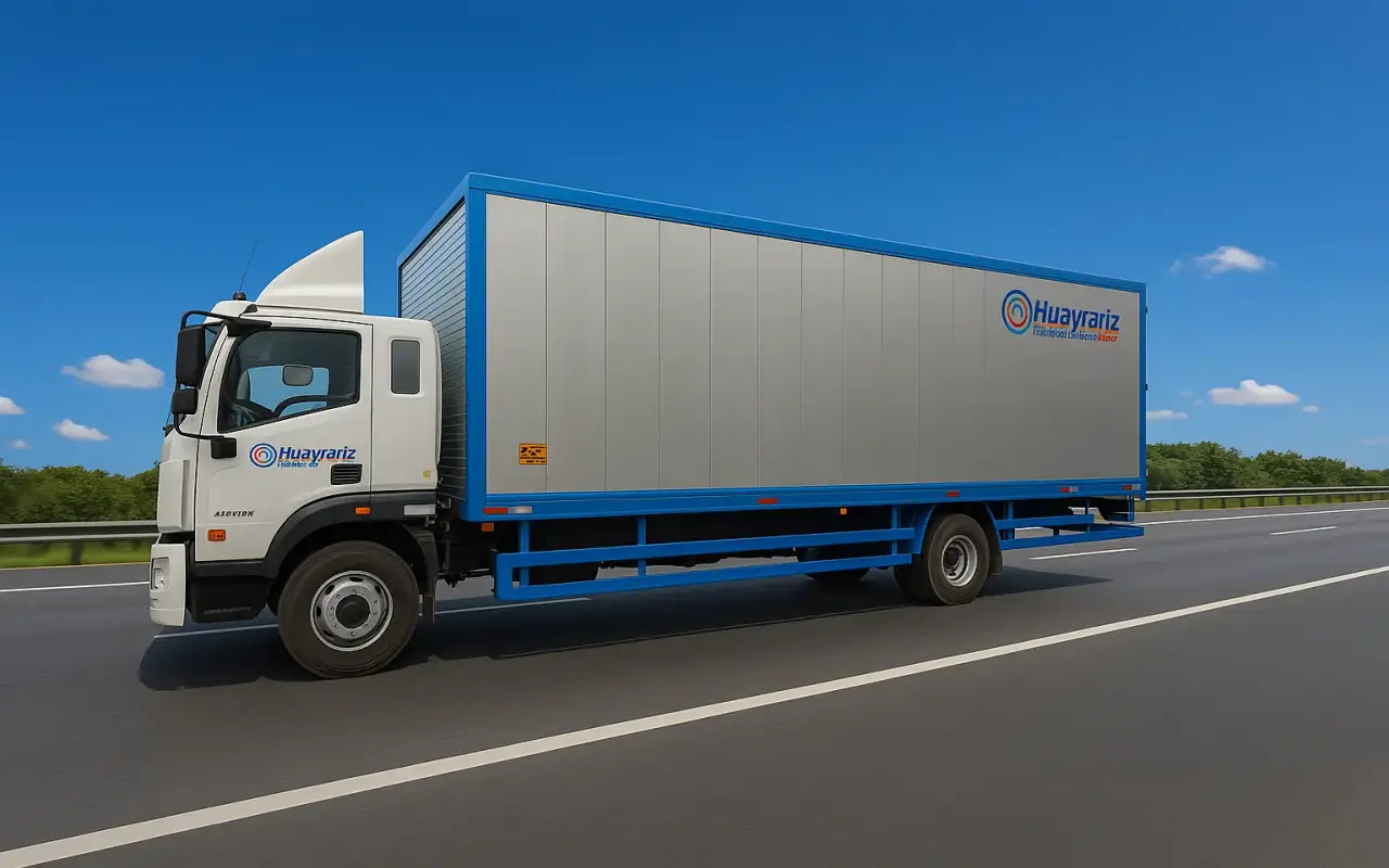 Camión de distribución de Huayraz en carretera