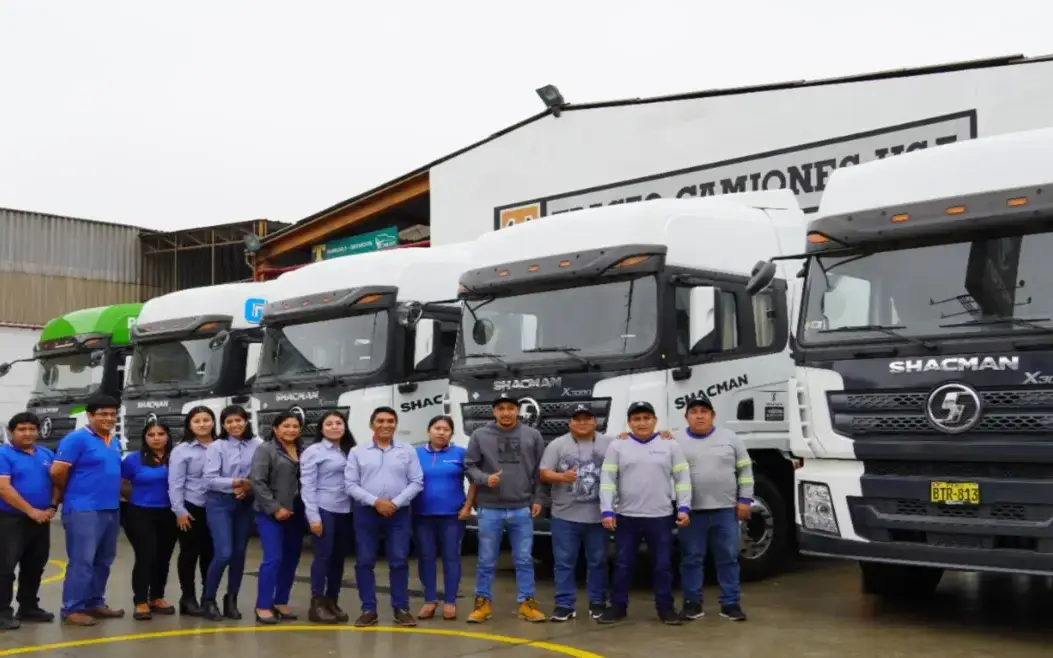 Equipo de Huayraz junto a su flota de tractos