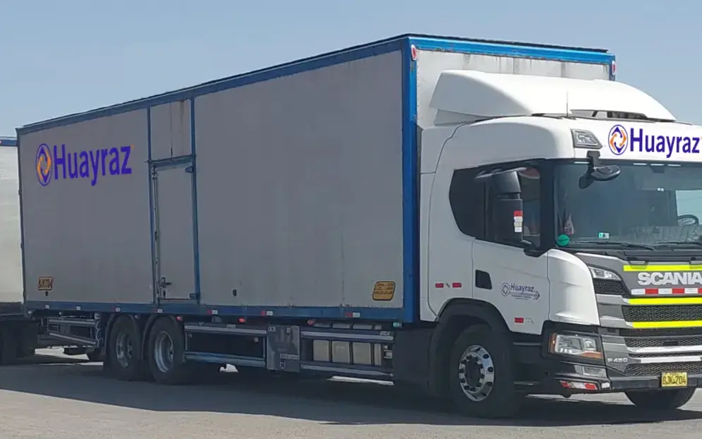 Tracto con semirremolque de Huayraz y bandera del Perú