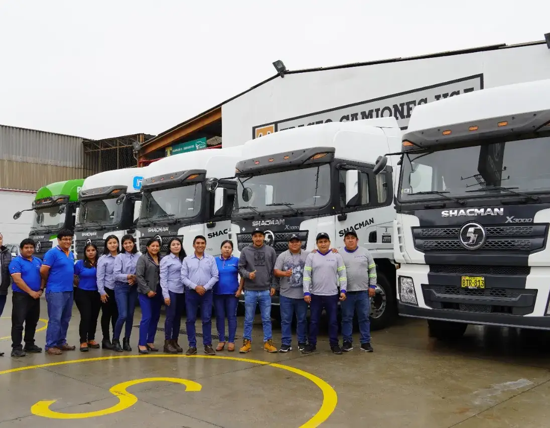Equipo de Huayraz junto a su flota