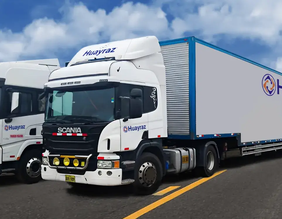 Tractos con semirremolque de Huayraz en carretera
