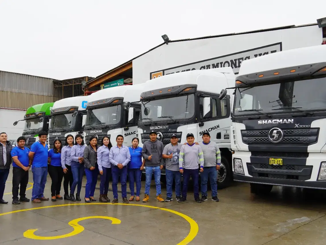 Equipo de Huayraz frente a su flota