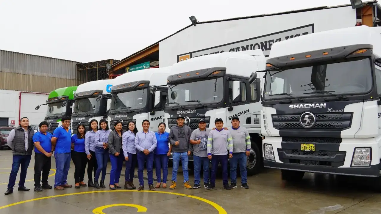 Equipo de Huayraz frente a su flota de tractos