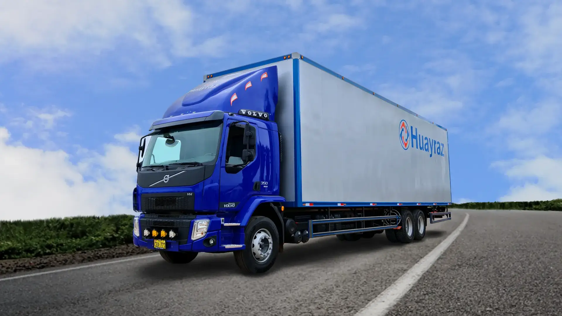 Camión Volvo de Huayraz en carretera