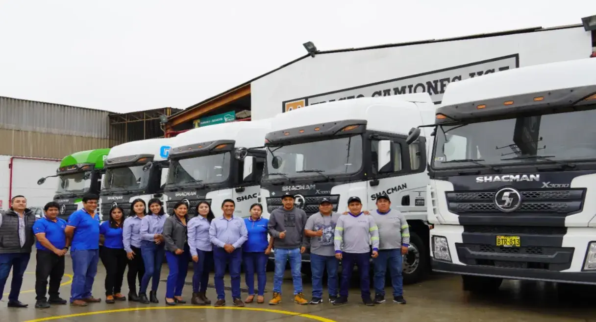 Equipo de Huayraz junto a su flota de tractos